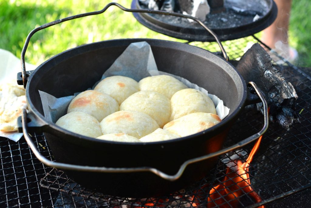 camping with a Dutch oven キャンプでパン作り